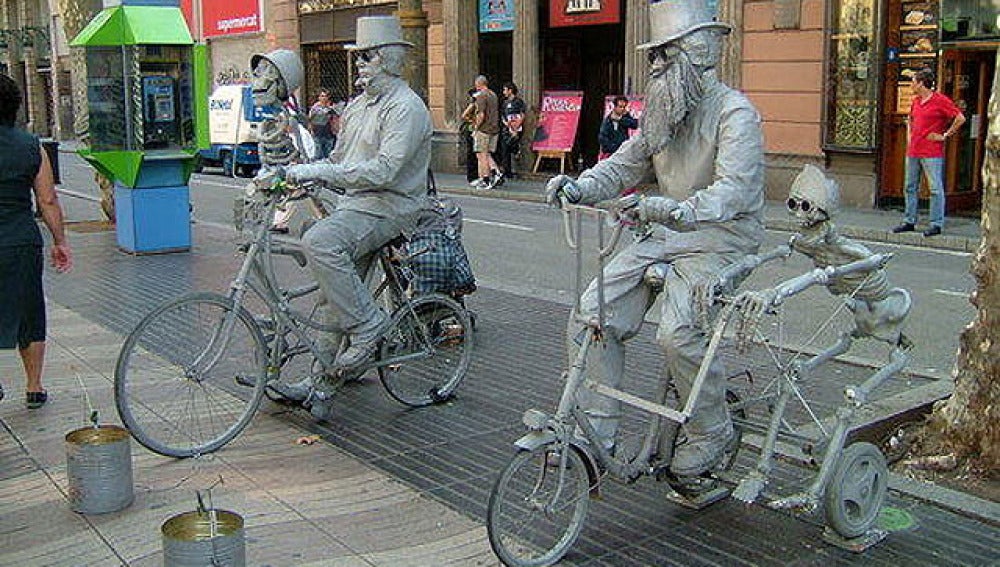 Barcelona limitará las estatuas humanas de La Rambla