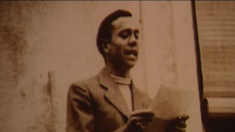 Miguel Hern&aacute;ndez leyendo un poema.