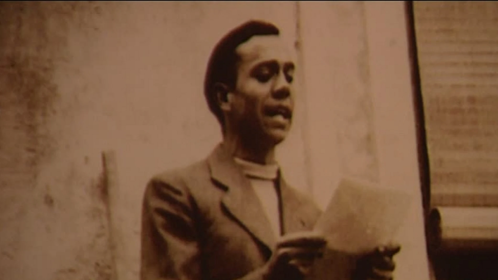 Miguel Hernández leyendo un poema. Miguel Hernández leyendo un poema.