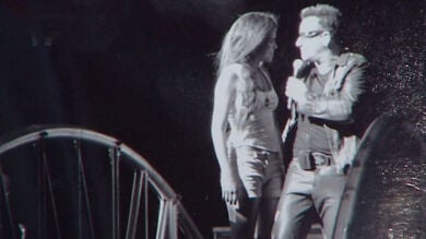 Una joven sevillana acompañó a los U2 en el escenario durante su concierto