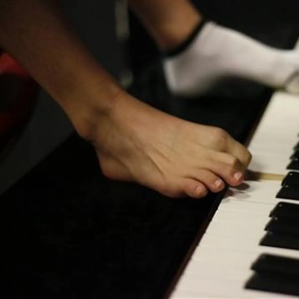 Все и сразу музыка. Игра на фортепиано. Ноги пианиста. Ноги на рояле. Пианино для ног.