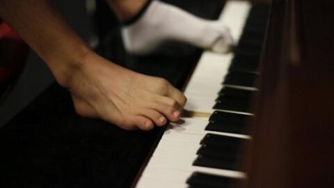 Tocando el piano con los pies