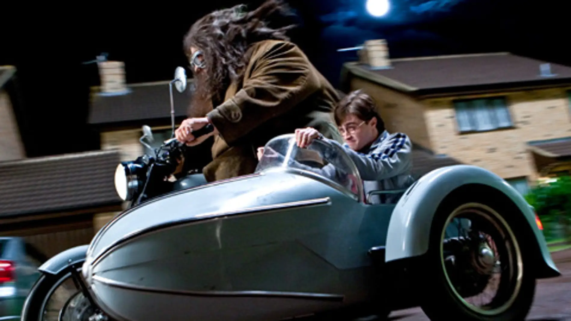 Harry huye con Hagrid de la cas de los Dursley.