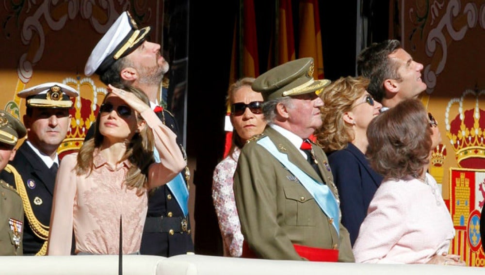 La familia real durante el desfile de la Fiesta Nacional