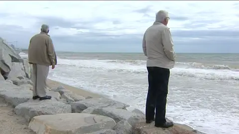 El temporal deja sin playa a la costa mediterránea El temporal deja sin playa a la costa mediterránea
