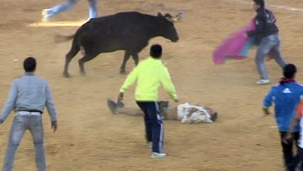 El joven cogido yace en el ruedo