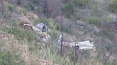 El piloto de una avioneta resulta ileso al estrellarse en un barranco