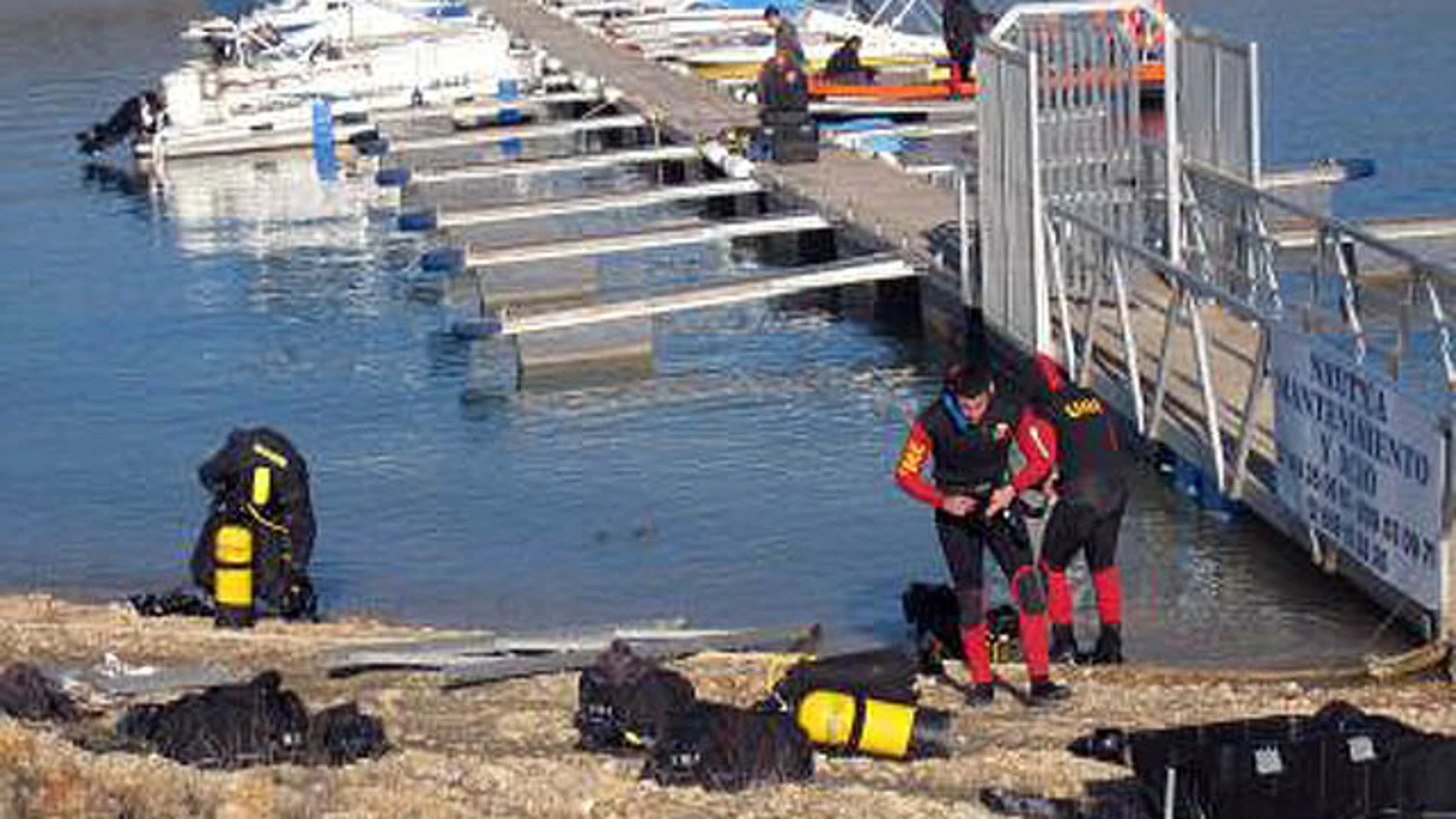 Submarinistas a su salida del agua Submarinistas a su salida del agua