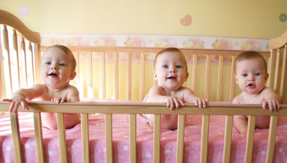 Bebés en una cuna
