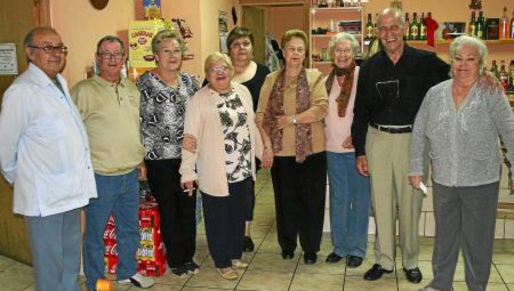 El Padre Manolo, junto a varias personas de su asociación