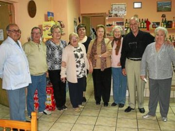 El Padre Manolo, junto a varias personas de su asociación