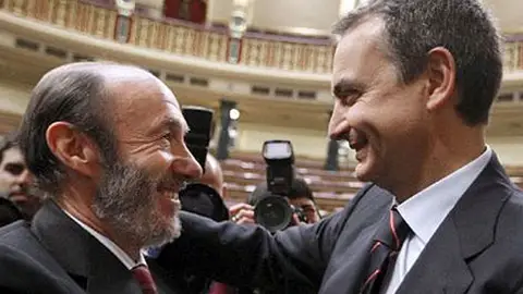 Zapatero se abraza con Rubalcaba Zapatero se abraza con Rubalcaba