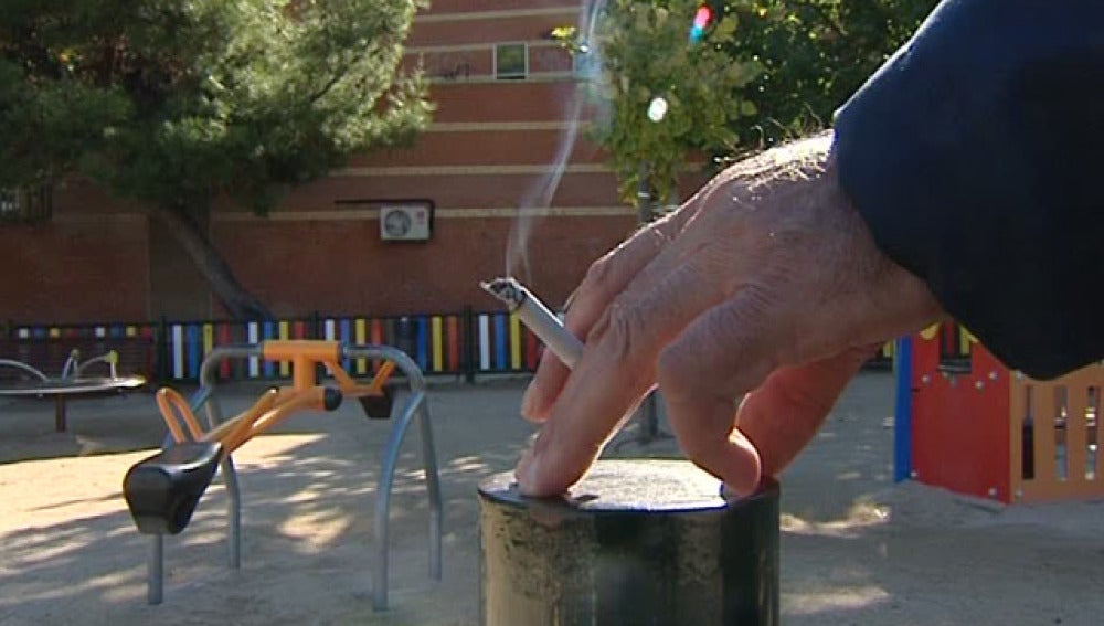 Se prohibirá fumar en parques infantiles