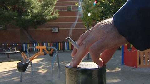 Se prohibir&aacute; fumar en parques infantiles