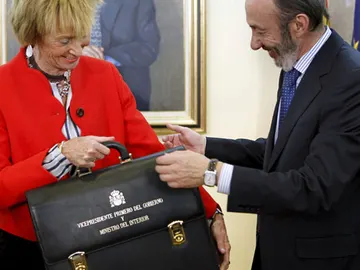 Rubalcaba recibe la cartera ministerial de manos de De la Vega Rubalcaba recibe la cartera ministerial de manos de De la Vega