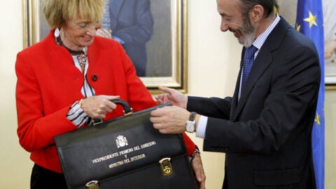 Rubalcaba recibe la cartera ministerial de manos de De la Vega