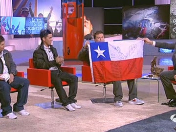 Los mineros junto a una bandera de Chile