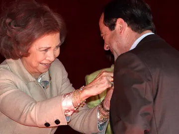 La Reina coloca una banderita a José Bono La Reina coloca una banderita a José Bono