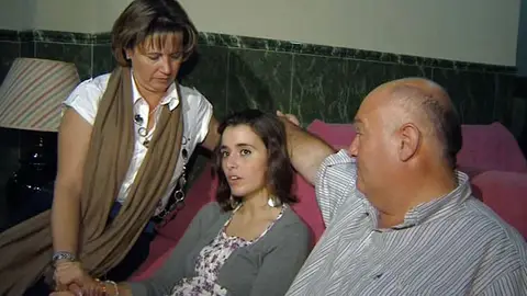 La rejoneadora posa con sus padres La rejoneadora posa con sus padres