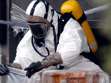 Un experto toma muestras Un experto toma muestras