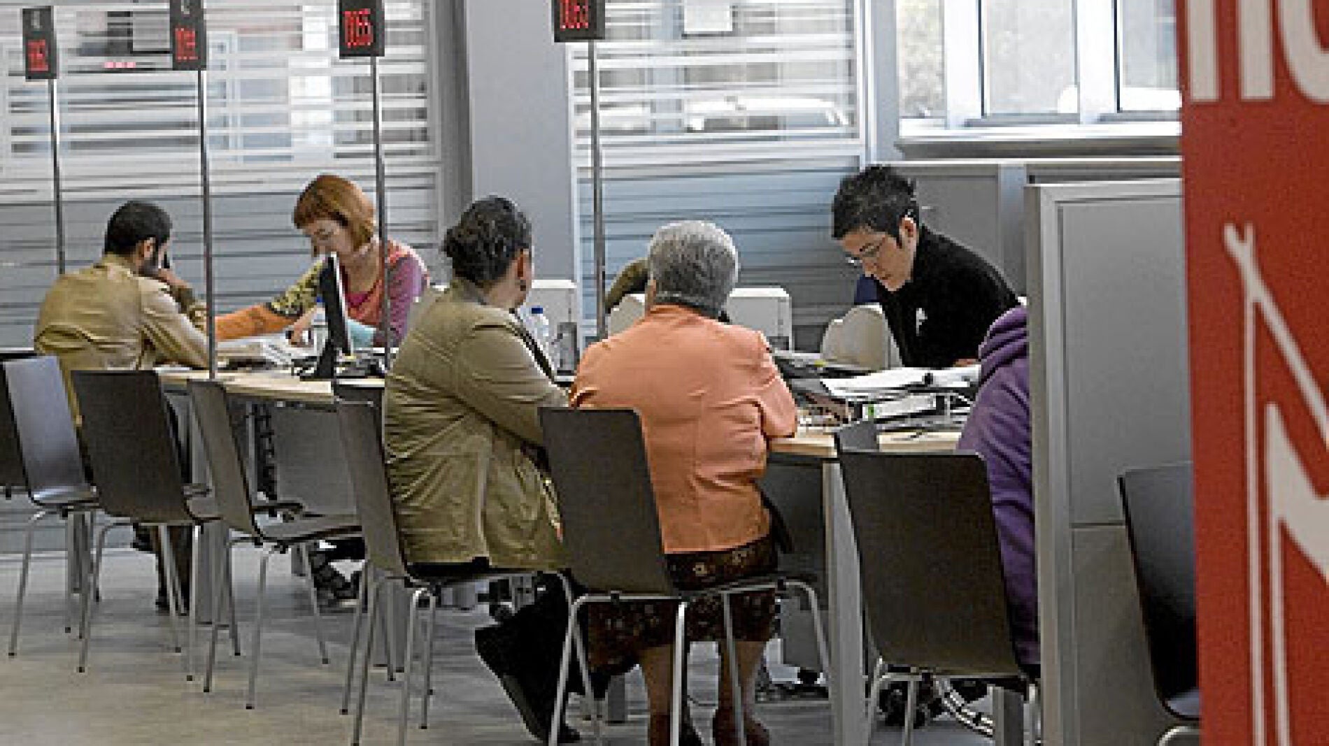Trabajadores en el Ministerio de Hacienda