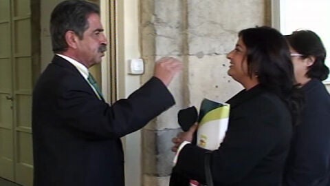 El presidente de Cantabria, Revilla, discute por su puro