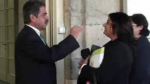 El presidente de Cantabria, Revilla, discute por su puro El presidente de Cantabria, Revilla, discute por su puro