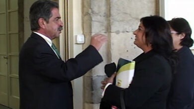 Revilla vuelve a dejar su puro en la ventana del Parlamento pese a las críticas