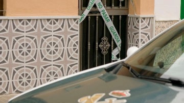 La puerta de la casa precintada