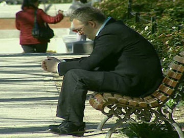 Un hombre medita en un banco