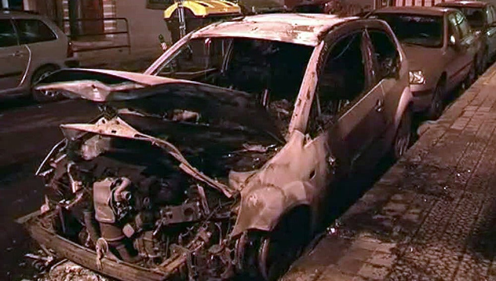 Cócteles molotov contra varios coches