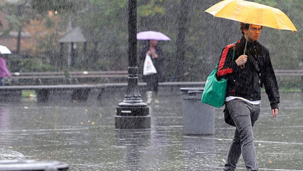 Viandantes, bajo la lluvia