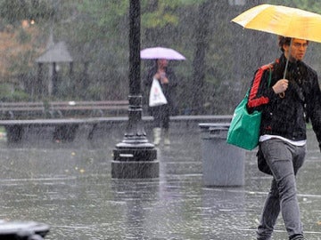 Viandantes, bajo la lluvia