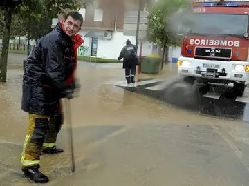 Bomberos achican agua en Villagarcia de Arosa Bomberos achican agua en Villagarcia de Arosa