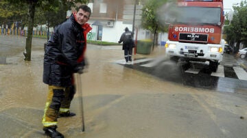 Bomberos achican agua en Villagarcia de Arosa