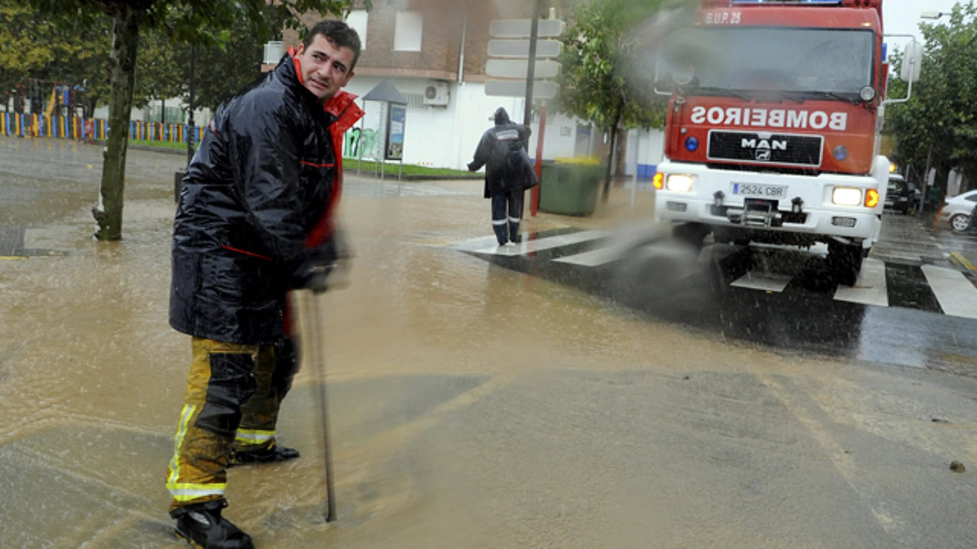 Bomberos achican agua en Villagarcia de Arosa Bomberos achican agua en Villagarcia de Arosa