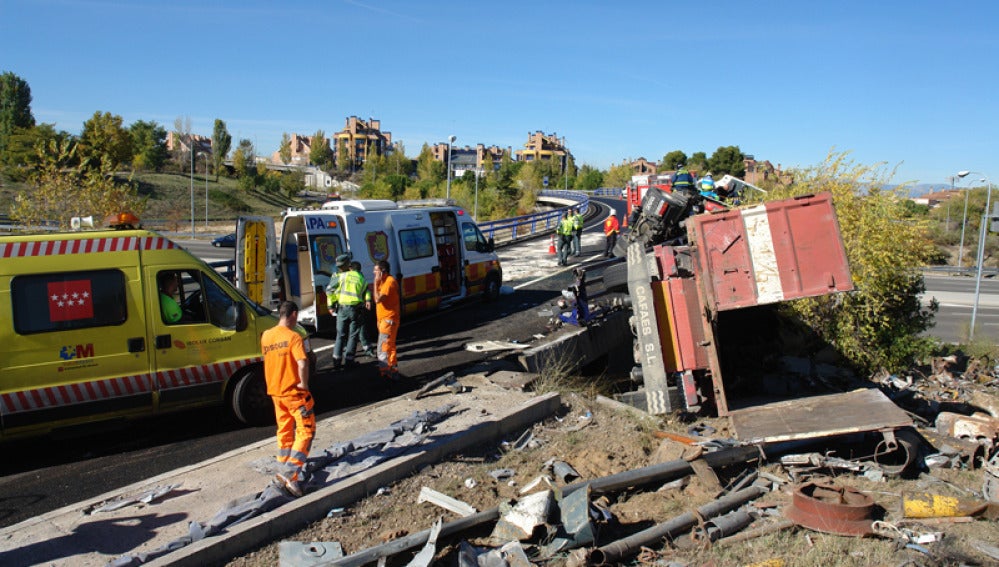 Un camión vuelca en la M-40