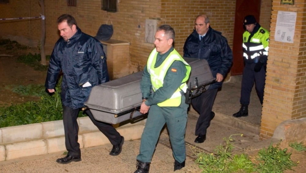 Efectivos de la Policía transportan el cadaver