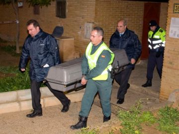 Efectivos de la Policía transportan el cadaver Efectivos de la Policía transportan el cadaver