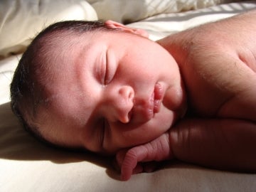 Un bebé recién nacido