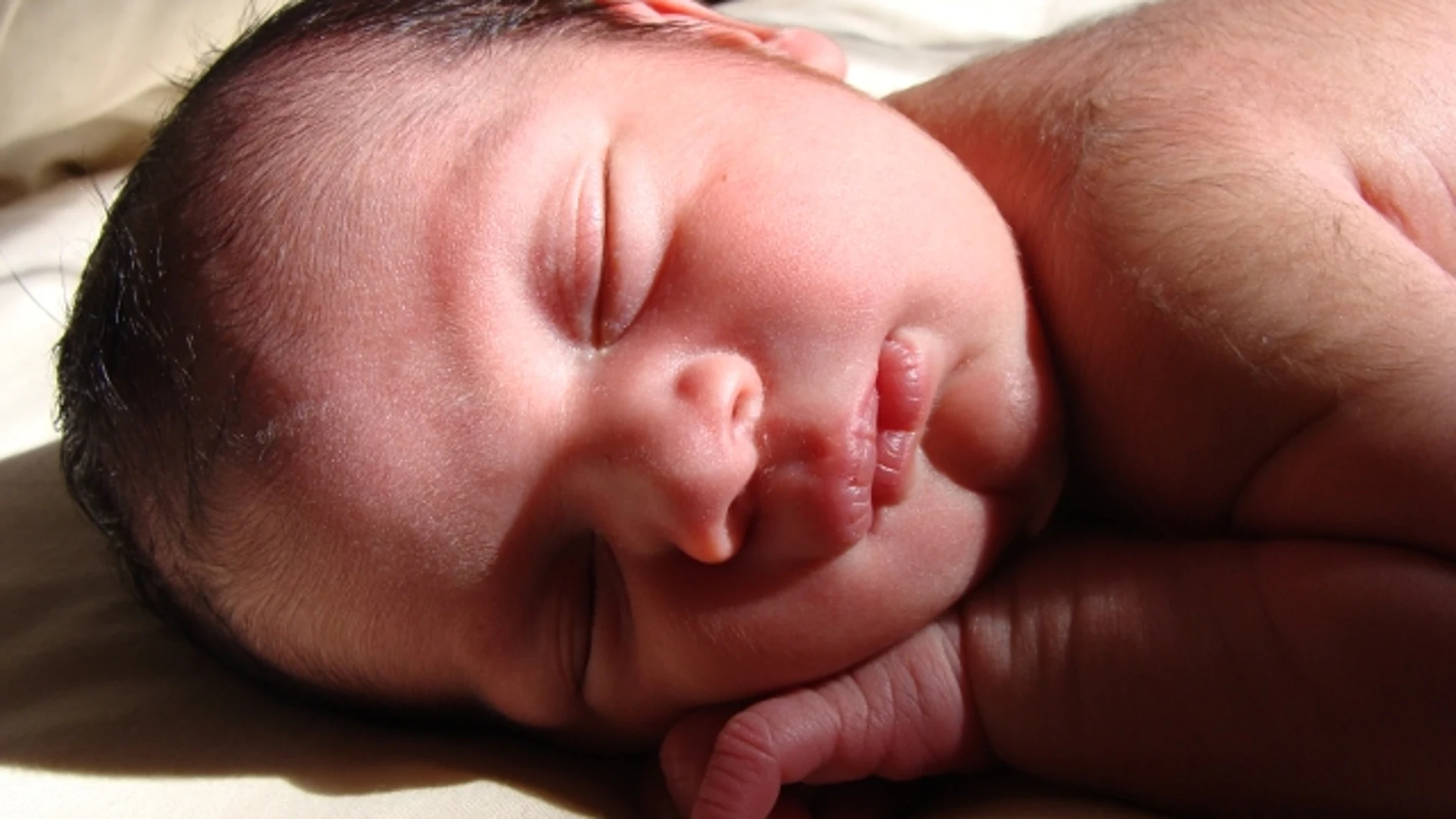 Un bebé recién nacido Un bebé recién nacido