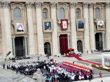 Cientos de seguidores esperan la aparición del Papa en la canonización en la plaza de San Pedro, en el Vaticano