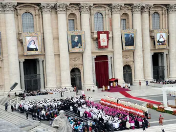Cientos de seguidores esperan la aparición del Papa en la canonización en la plaza de San Pedro, en el Vaticano Cientos de seguidores esperan la aparición del Papa en la canonización en la plaza de San Pedro, en el Vaticano