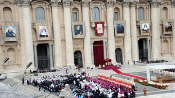 Cientos de seguidores esperan la aparición del Papa en la canonización en la plaza de San Pedro, en el Vaticano