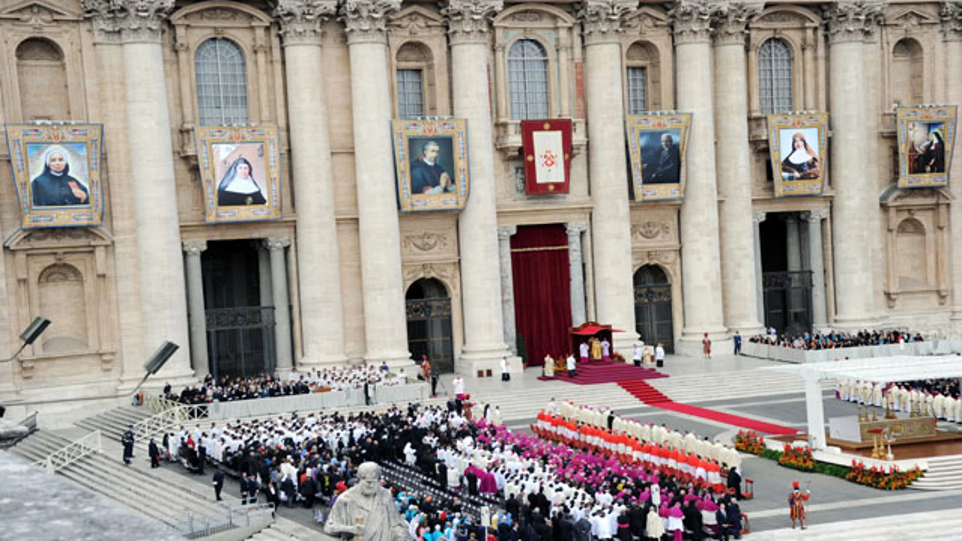 Cientos de seguidores esperan la aparición del Papa en la canonización en la plaza de San Pedro, en el Vaticano Cientos de seguidores esperan la aparición del Papa en la canonización en la plaza de San Pedro, en el Vaticano