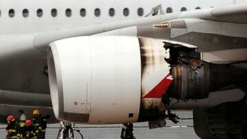 Los bomberos inspeccionan el motor siniestrado del Airbus A380
