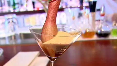 Un cóctel servido en una planta carnívora Un cóctel servido en una planta carnívora