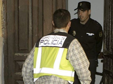 Agentes de la Policía acuden a la vivienda de la víctima Agentes de la Policía acuden a la vivienda de la víctima