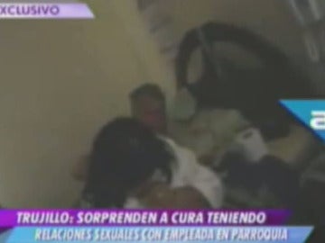 Pillan a un cura con una mujer en Perú Pillan a un cura con una mujer en Perú