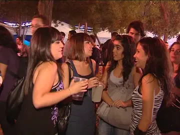 Jóvenes de botellón Jóvenes de botellón